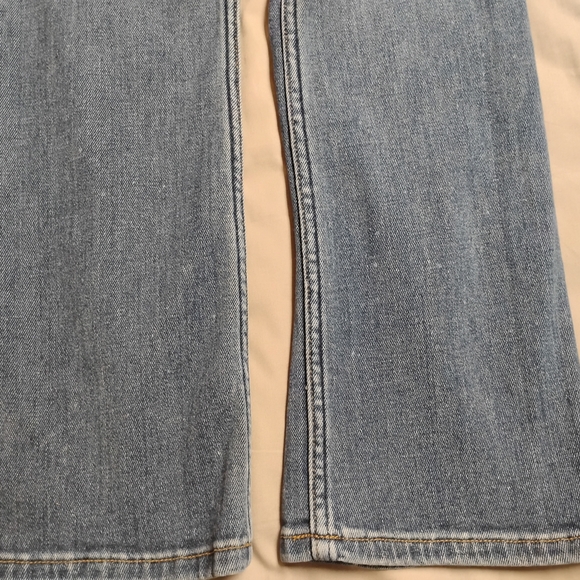 American Eagle Outfitters Light Blue Denim Jeans with Contrast Stitching - Picture 6 of 8